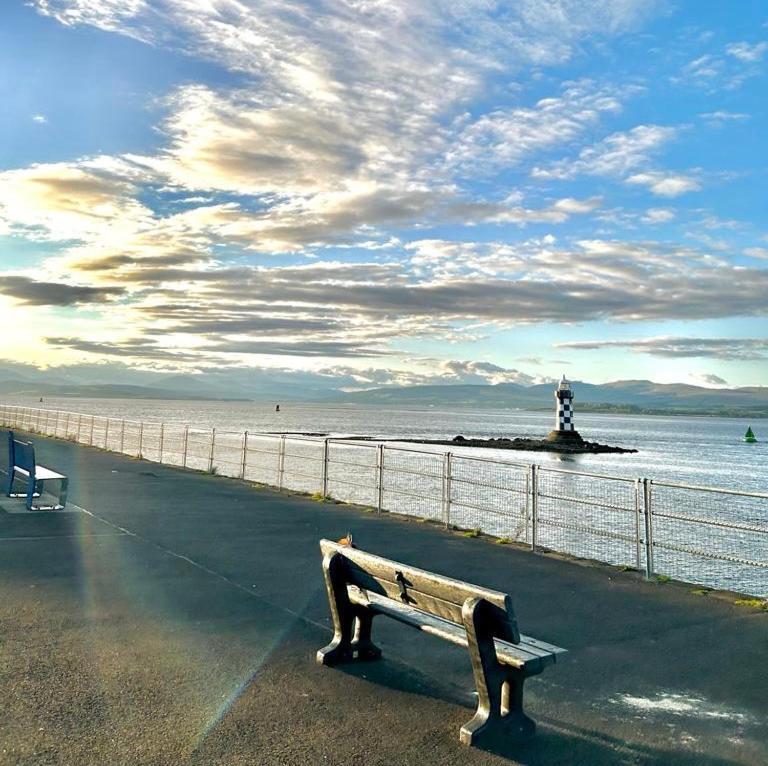 The Lazy Lion - Spacious 2 Bedroom - Town Centre Holiday Home Apartment Port Glasgow Eksteriør bilde