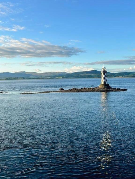 The Lazy Lion - Spacious 2 Bedroom - Town Centre Holiday Home Apartment Port Glasgow Eksteriør bilde