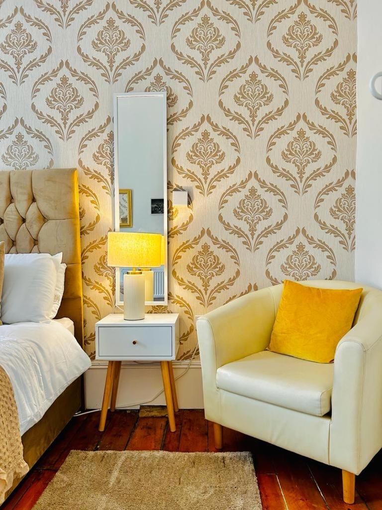 The Lazy Lion - Spacious 2 Bedroom - Town Centre Holiday Home Apartment Port Glasgow Eksteriør bilde