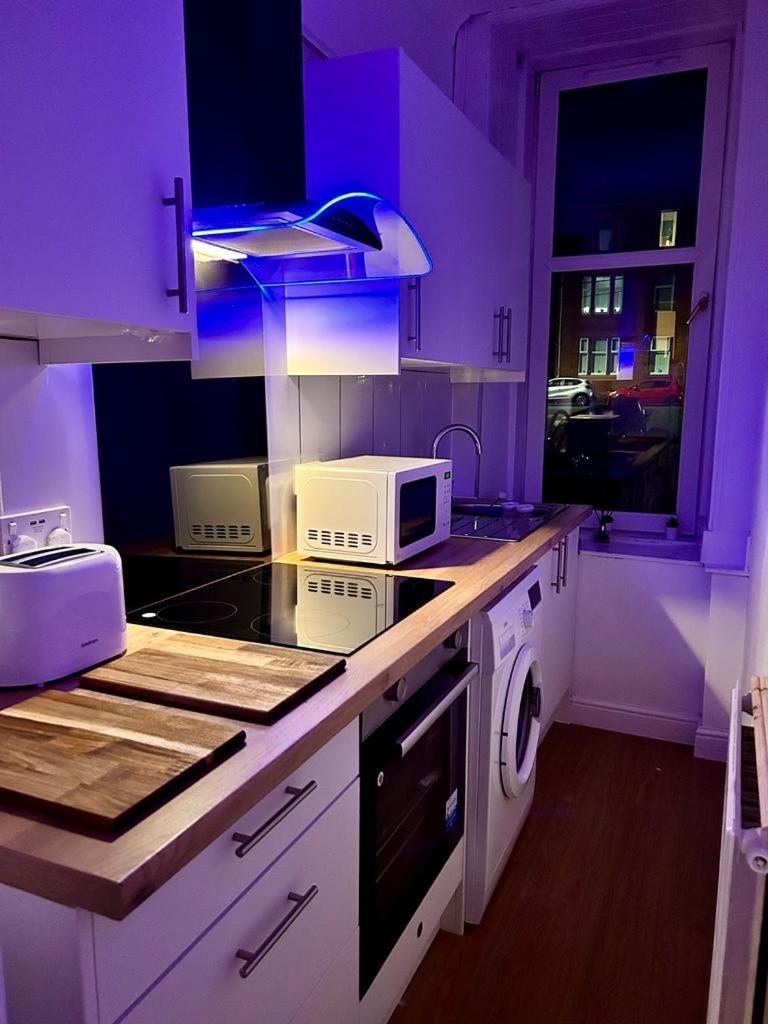 The Lazy Lion - Spacious 2 Bedroom - Town Centre Holiday Home Apartment Port Glasgow Eksteriør bilde