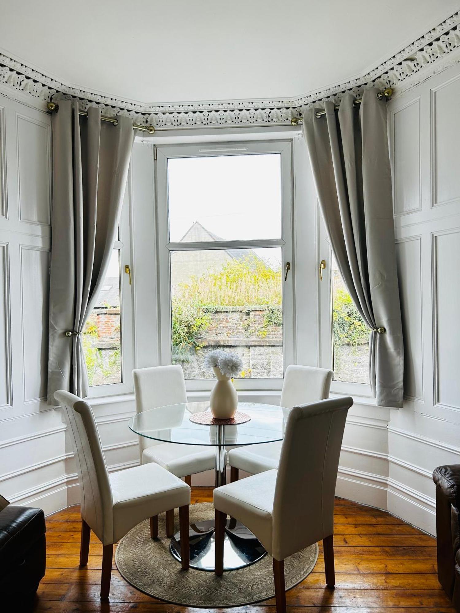 The Lazy Lion - Spacious 2 Bedroom - Town Centre Holiday Home Apartment Port Glasgow Eksteriør bilde