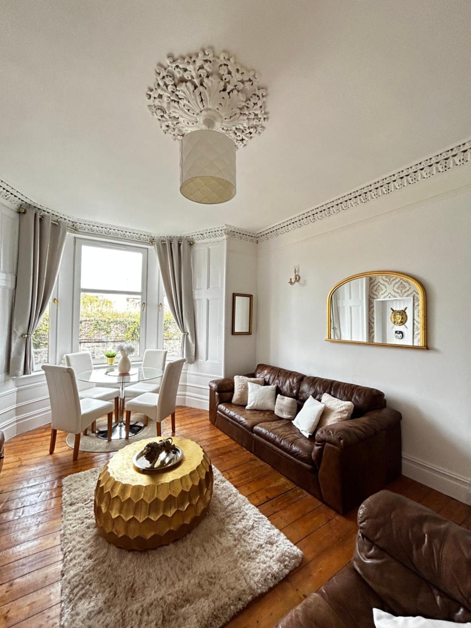 The Lazy Lion - Spacious 2 Bedroom - Town Centre Holiday Home Apartment Port Glasgow Eksteriør bilde