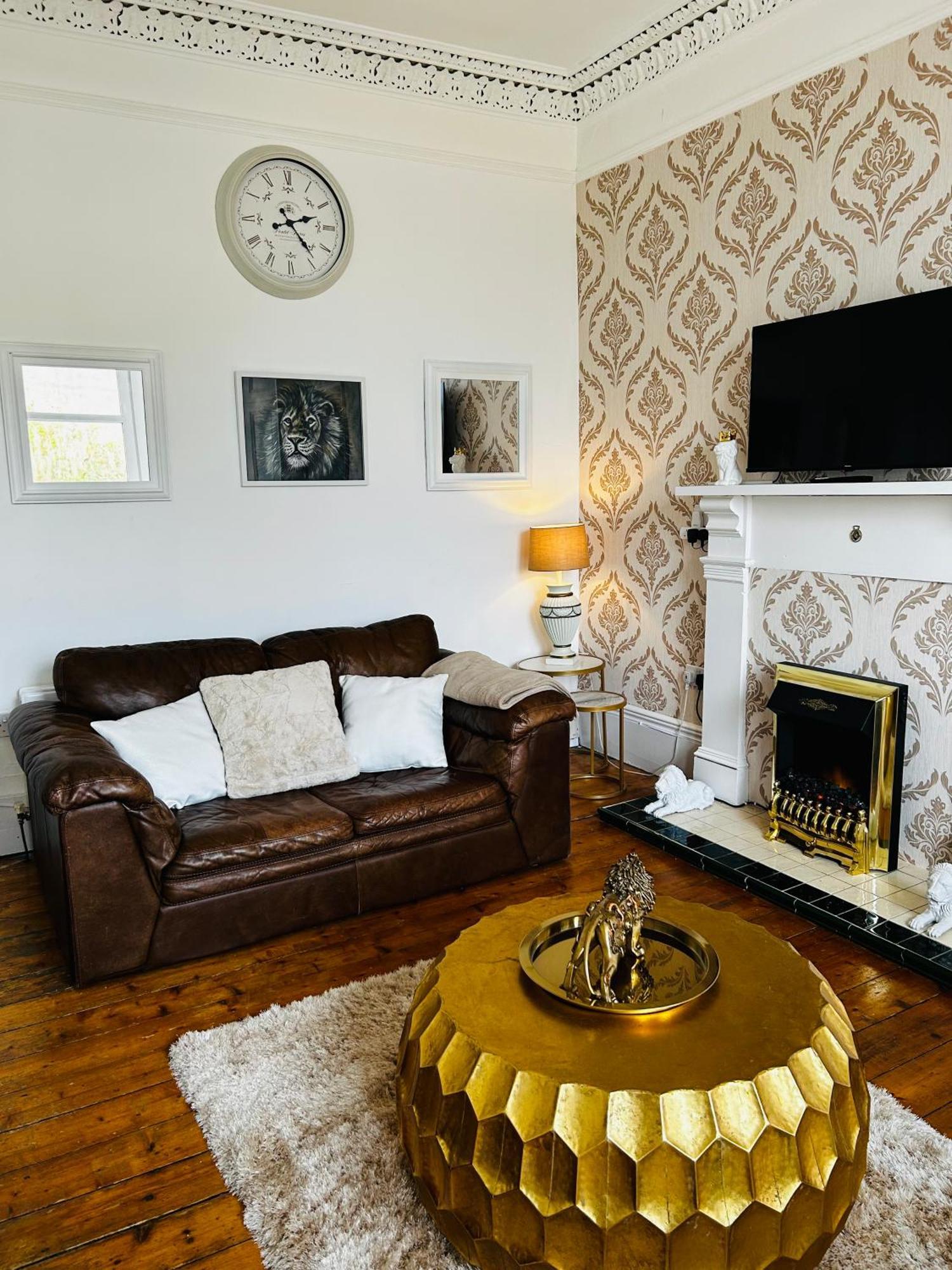 The Lazy Lion - Spacious 2 Bedroom - Town Centre Holiday Home Apartment Port Glasgow Eksteriør bilde