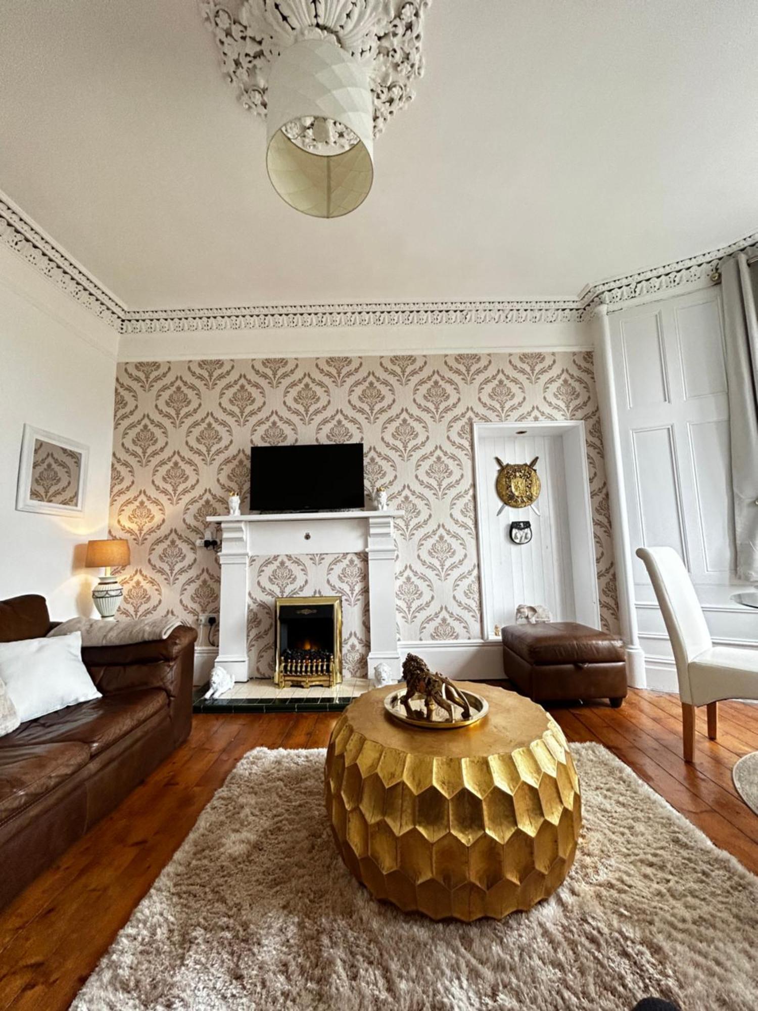 The Lazy Lion - Spacious 2 Bedroom - Town Centre Holiday Home Apartment Port Glasgow Eksteriør bilde