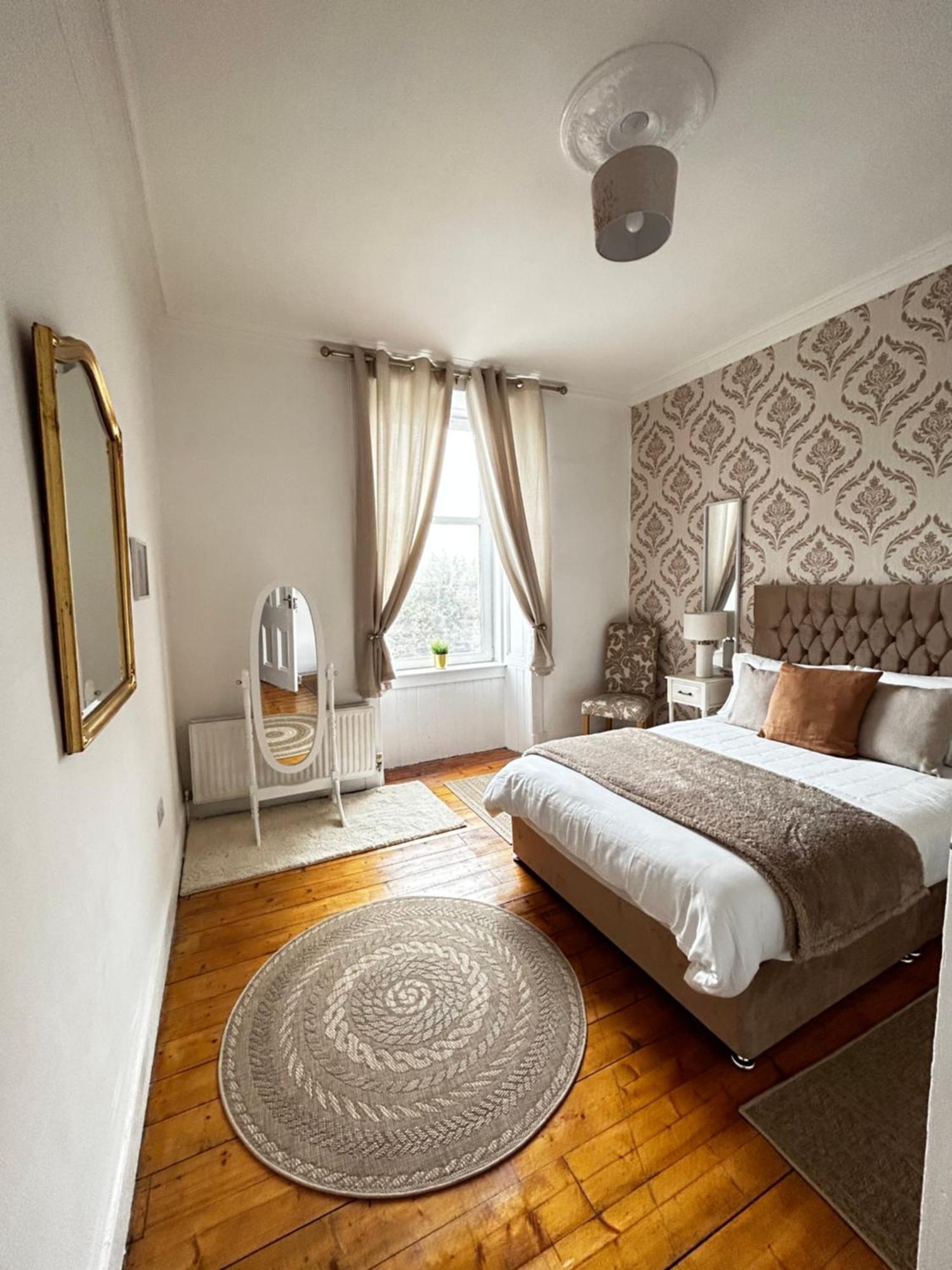 The Lazy Lion - Spacious 2 Bedroom - Town Centre Holiday Home Apartment Port Glasgow Eksteriør bilde