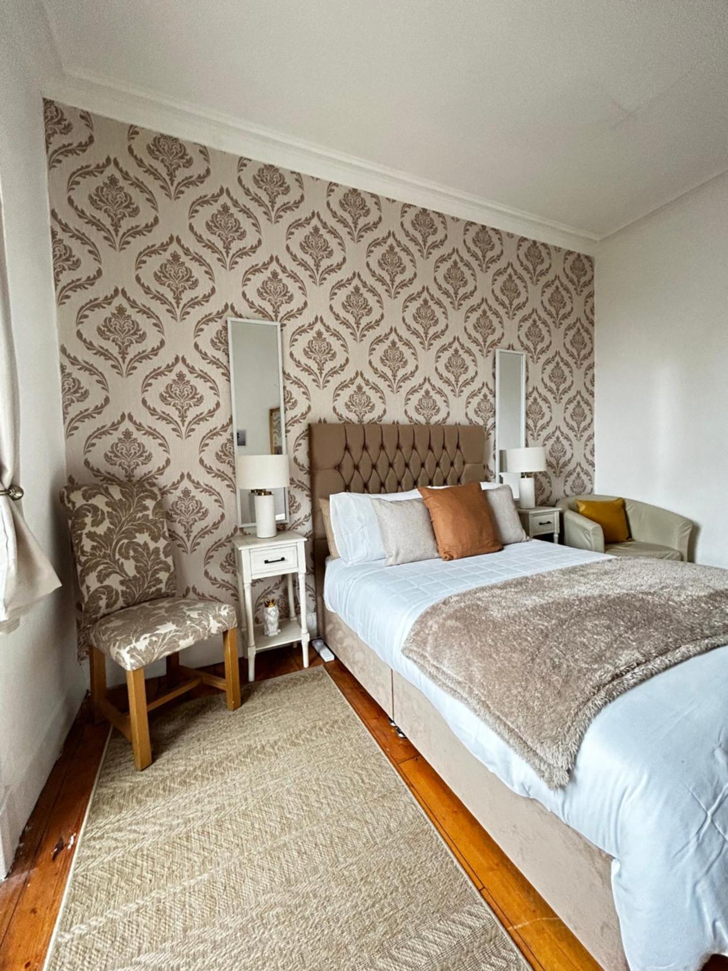 The Lazy Lion - Spacious 2 Bedroom - Town Centre Holiday Home Apartment Port Glasgow Eksteriør bilde