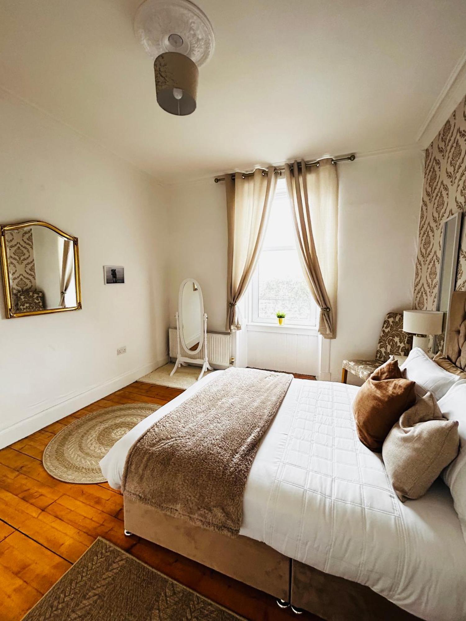 The Lazy Lion - Spacious 2 Bedroom - Town Centre Holiday Home Apartment Port Glasgow Eksteriør bilde